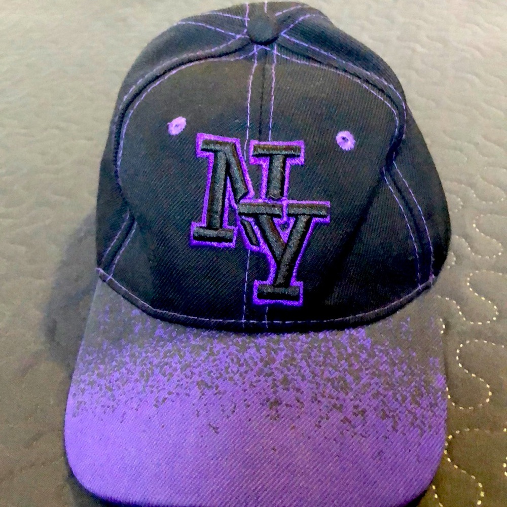 It’s a ny hat really nice not even worn it’s clean it is new for 10 dollars